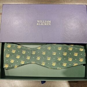 NIB- 100% Silk, Baylor Bears, High-Quality Bowtie. Features Baylor Colors/Logo.
